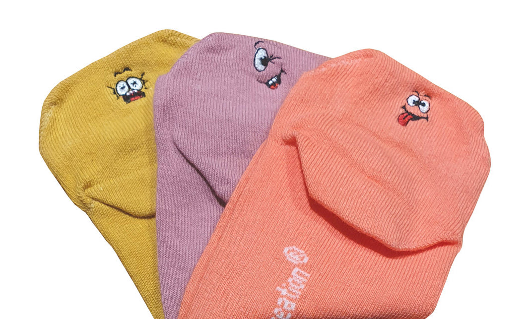 Lustige Socken im Bundle: Drei Paar Socken mit verschiedenen Smileymotiven sorgen für gute Laune und einen Hauch von Spaß. Holen Sie sich diese fröhlichen Begleiter für einen verspielten und stylischen Auftritt!